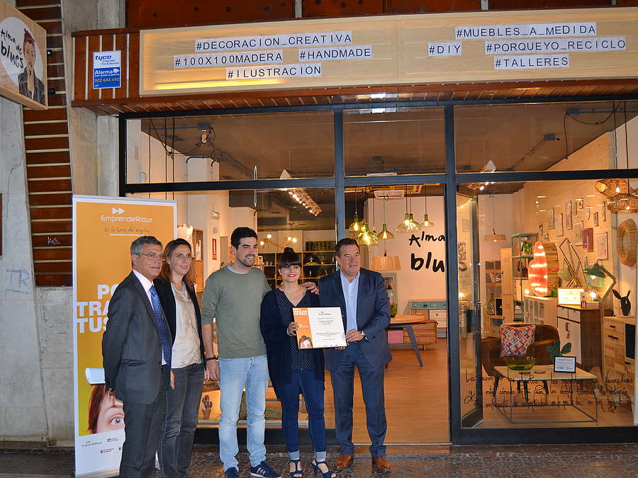 El gerente de la ADER, Javier Ureña, entrega el diploma de reconocimiento al ‘Emprendedor del mes’ de septiembre de 2017. 