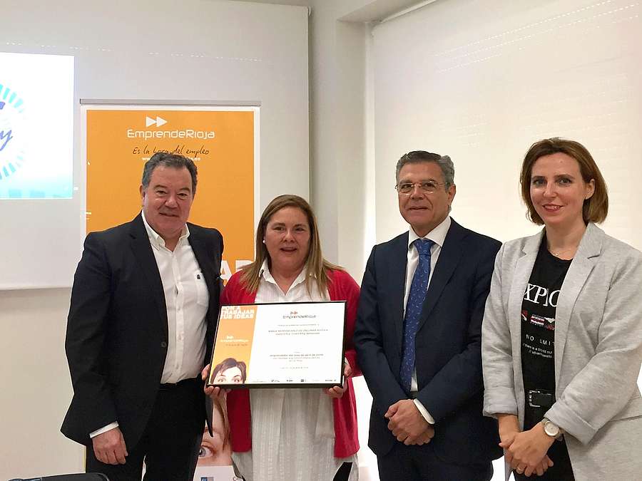 Entrega del diploma del emprendedor del mes de abril a María Nereida Solo de Zaldívar por espacioSoy. Coworking almazuela