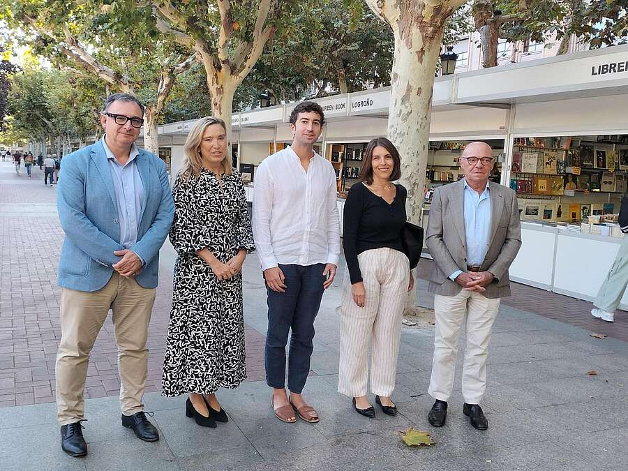 Belinda León, junto a Luis Pérez, Diego Ochoa, Rosa María Fernández y Jaime García-Calzada, inauguran la Feria del Libro Antiguo y de Ocasión en el Paseo de el Espolón