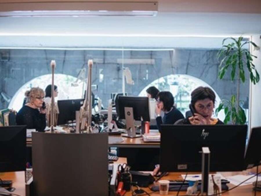 Personas trabajando en las oficinas de la Agencia de Desarrollo Económico de La Rioja