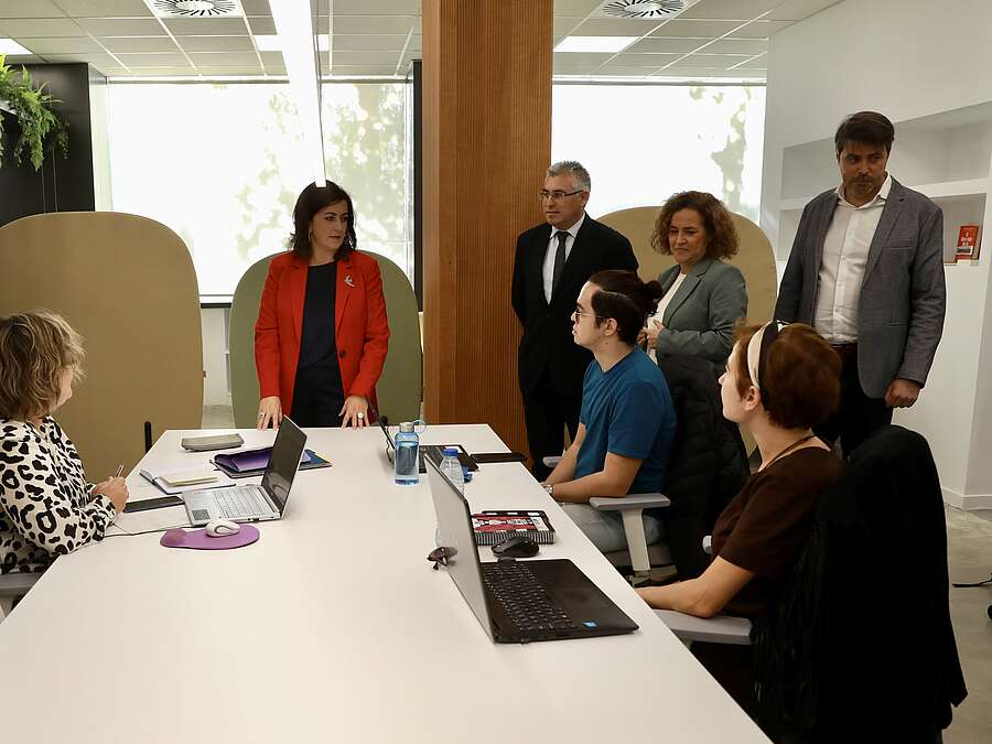 Concha Andreu, José Ángel Lacalzada, Beatriz Arraiz y Luis Alonso visitan las instalaciones del COE