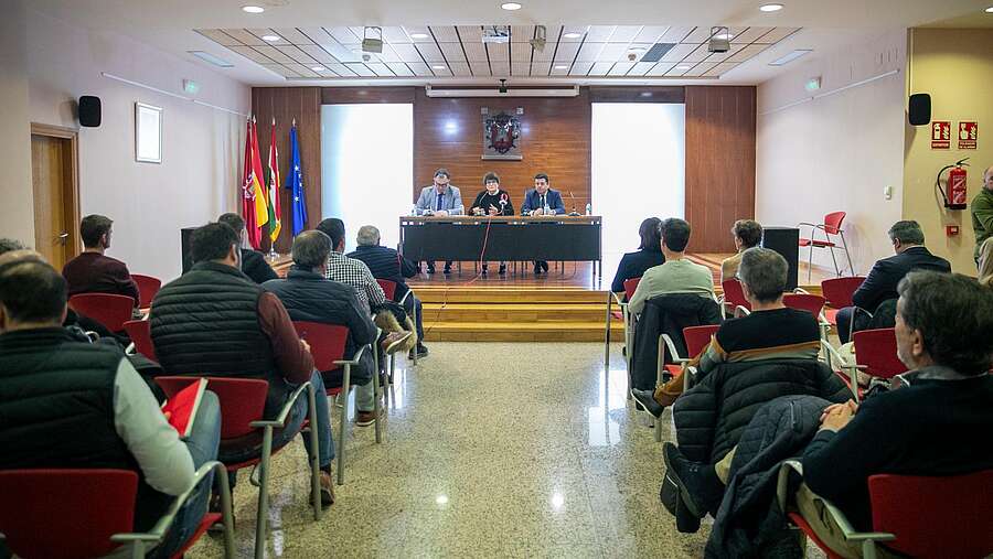 Representantes del Gobierno de La Rioja y el Ayuntamiento de Alfaro, en la reunión con los empresarios de Alfaro y su entorno