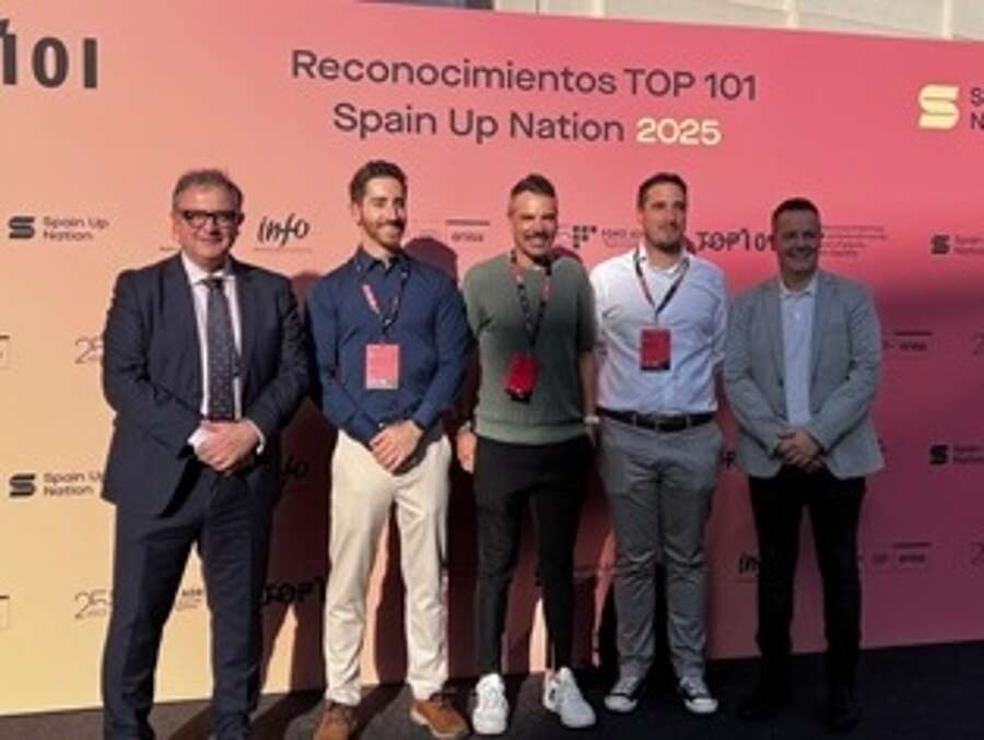 Empresas riojanas junto con el gerente de ADER, Luis Pérez Echeguren, en la gala TOP 101