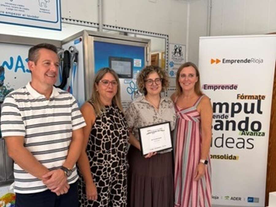 Representantes del Ayuntamiento de Arnedo y EmprendeRioja en la entrega del reconocimiento del Emprendedor del Mes