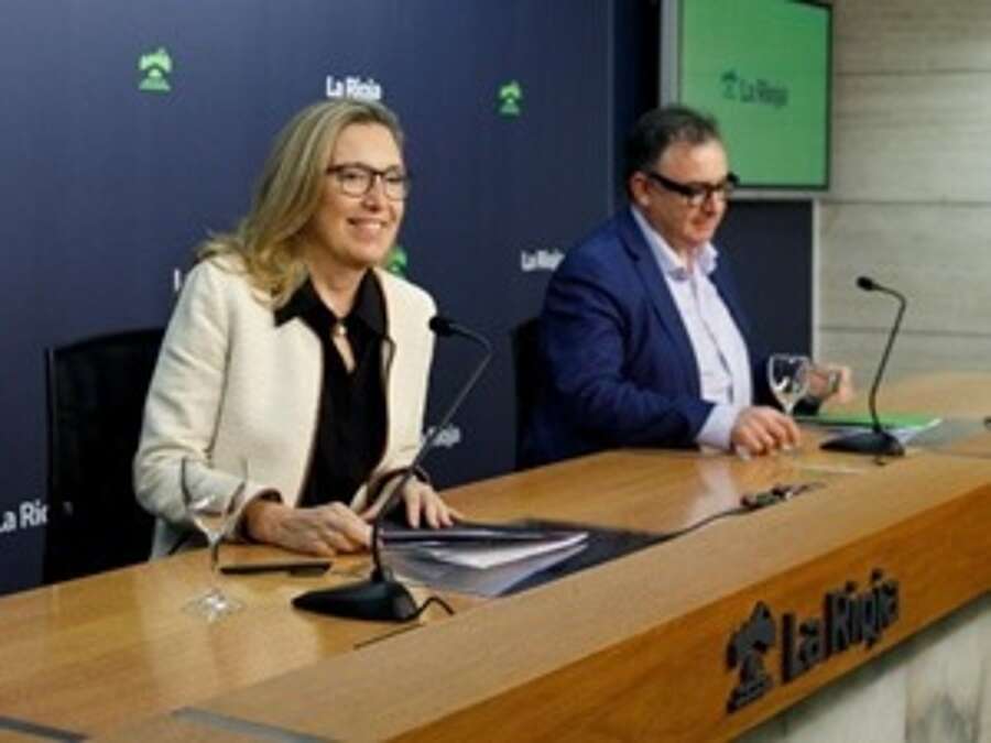 La consejera de Economía, Innovación, Empresa y Trabajo Autónomo, Belinda León y el gerente de ADER, Luis Pérez Echeguren