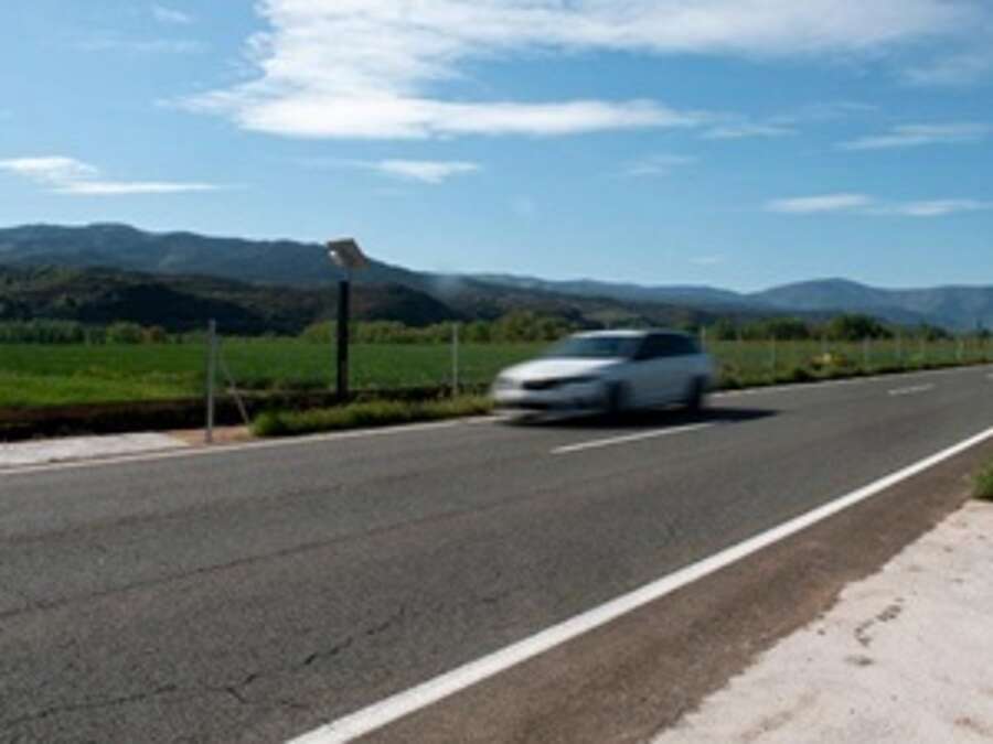 Vehículo circulando por una carretera