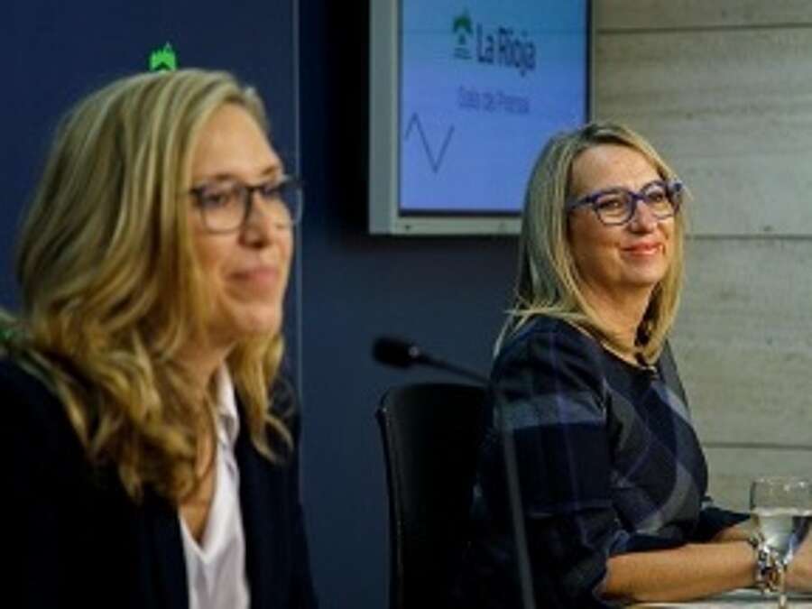 La consejera de Economía, Innovación, Empresa y Trabajo Autónomo, Belinda León, junto a la subdirectora de Relaciones Laborales y Diálogo Social, Pilar Simón, informan sobre las convocatorias del 'Programa Cheque de Innovación'