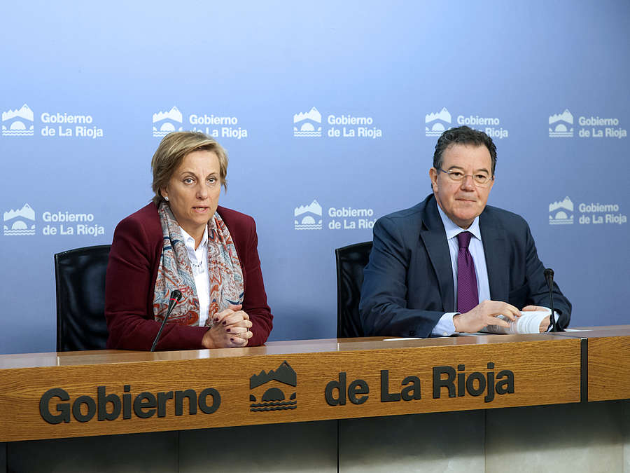 Leonor González Menorca y Javier Ureña presentan la agenda de fortalecimiento empresarial y las líneas de ayudas de la ADER para mejorar la competitividad de las empresas.