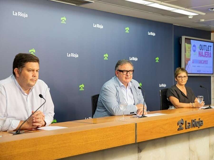 El gerente de la ADER, Luis Pérez Echeguren, junto al alcalde de Nájera, Jorge Salaverri, y la presidenta de la Asociación El Mueble de Nájera, Nuria Núñez, presentan la 17 edición de la Feria del Outlet y de la Oportunidad del Mueble del Nájera