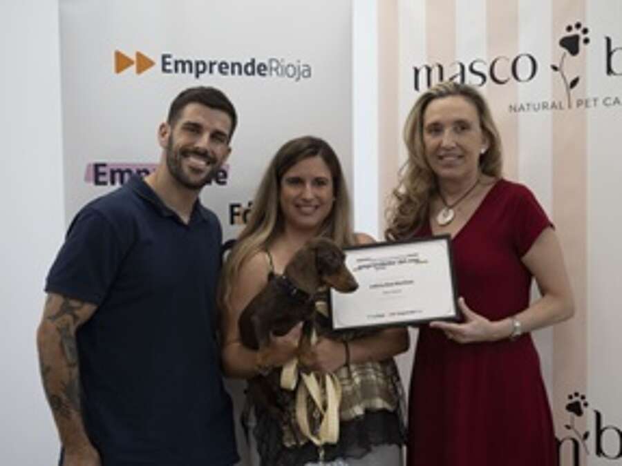 La consejera de Economía, Innovación, Empresa y Trabajo Autónomo, Belinda León, y el presidente de FER Joven, Adrián Alonso, en la entrega del reconocimiento de Emprendedor del Mes a Leticia Ruiz
