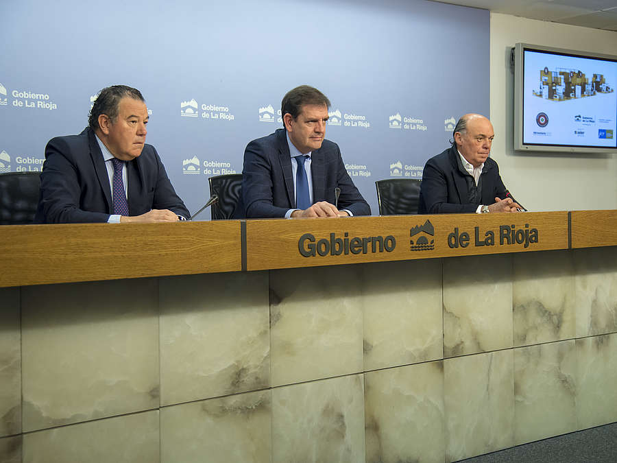 El consejero de Agricultura, Ganadería y Medio Ambiente, Íñigo Nagore; el presidente de la FER, Jaime García-Calzada, y el gerente de la ADER, Javier Ureña, presentan la participación de La Rioja en el Salón Internacional de Alimentación, Bebidas y Food Service, Alimentaria 2018. 