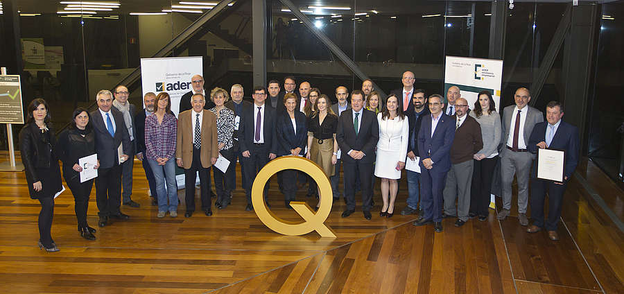 Foto en grupo de autoridades y premiados del evento