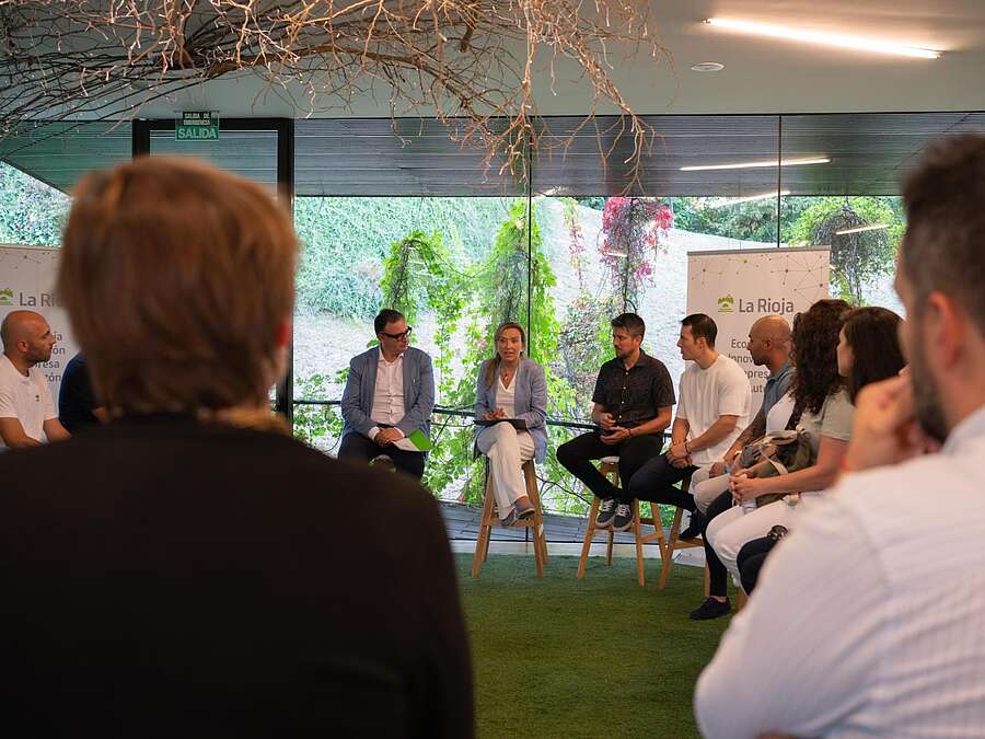 La consejera de Economía, Innovación, Empresa y Trabajo Autónomo, Belinda León, y el gerente de la ADER, Luis Pérez, participan en el Encuentro Motivacional de Emprendedores e Innovadores de La Rioja