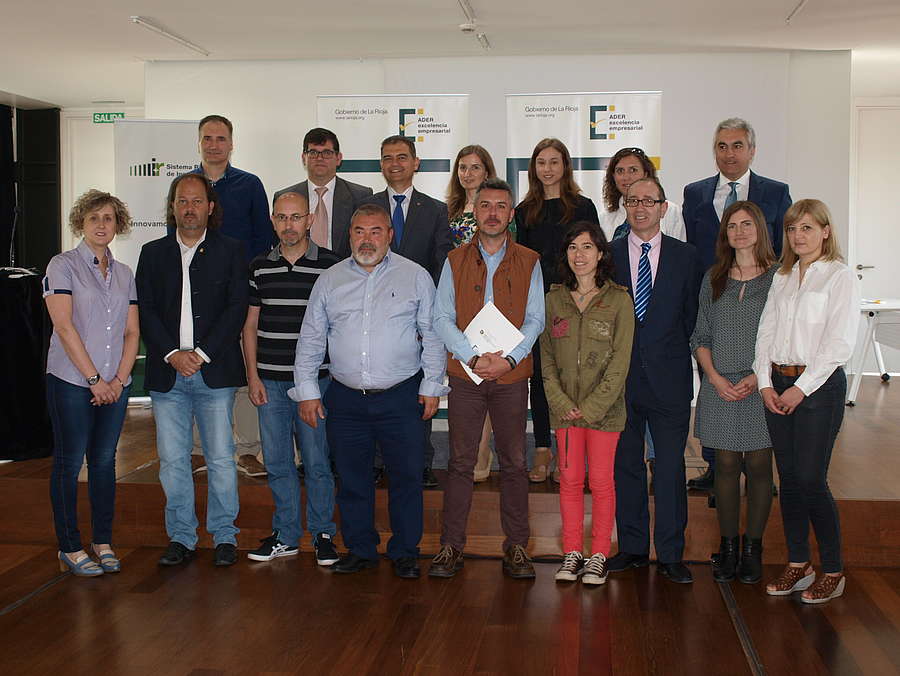 Entrega de diplomas a los nuevos evaluadores en la jornada de presentación del programa de la ADER sobre Excelencia Empresarial