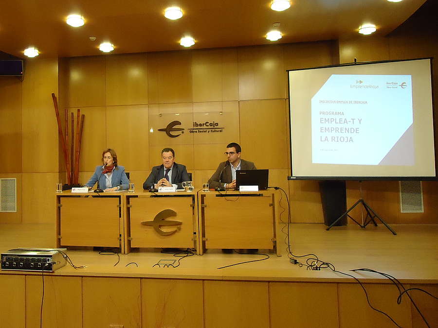 El gerente de la ADER, Javier Ureña; la directora del Centro Cultural de Ibercaja La Rioja, Maite Ciriza, y el responsable del programa Empleate Emprende, José Antonio Ruiz, presentan los programas Emplea-T y Emprende y Capacita- T. 