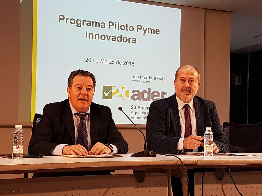 El gerente de la Agencia de Desarrollo Económico de La Rioja, Javier Ureña, y el director de la delegación en La Rioja de AENOR, Emilio Flamarique, han presentado un proyecto piloto para facilitar la certificación de las empresas riojanas innovadoras