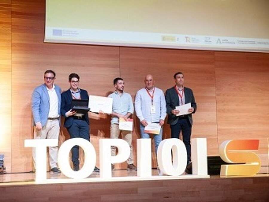 El gerente de ADER, Luis Pérez Echeguren, con las empresas seleccionadas de La Rioja