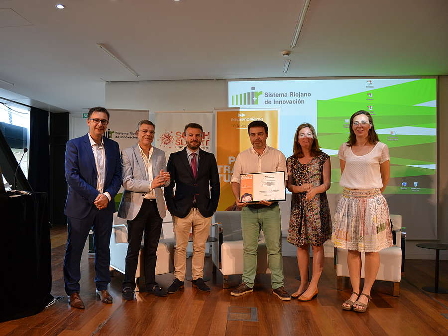 Representantes de EmprenRioja entregan el diploma del emprendedor del mes a la empresa Pixelabs