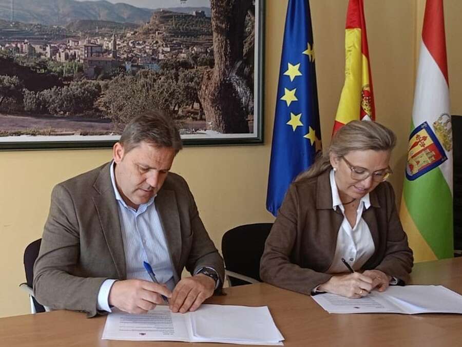 La consejera de Economía, Innovación, Empresa y Trabajo Autónomo, Belinda León, y el alcalde de Igea, Sergio Álvarez, en la firma del Convenio