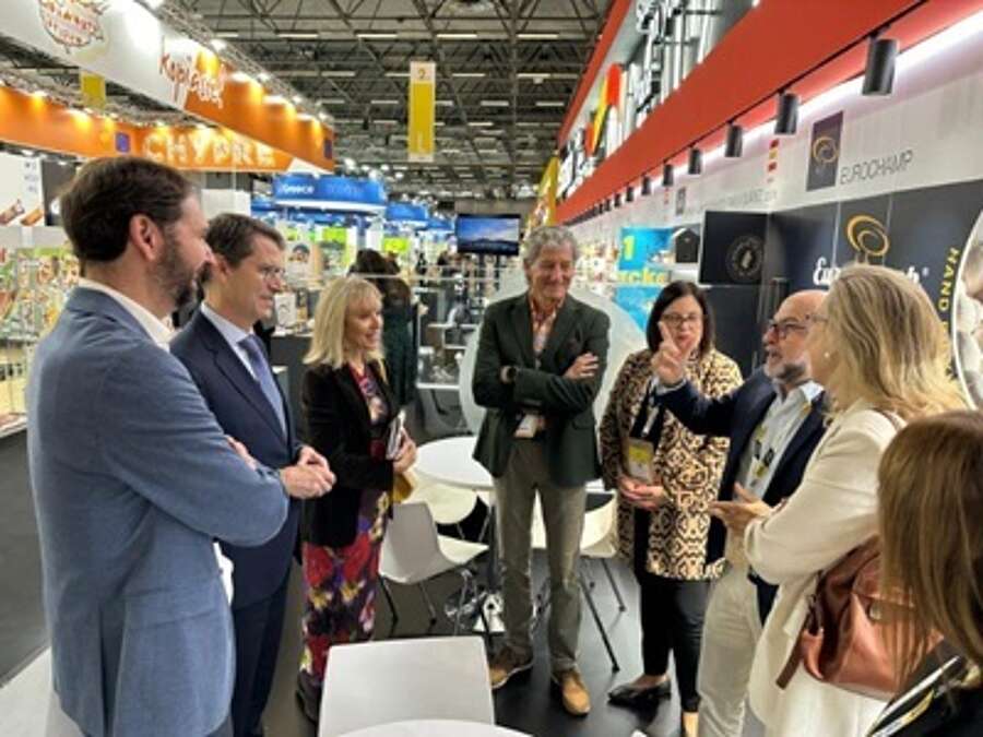 Asistentes a una Feria de industria internacional