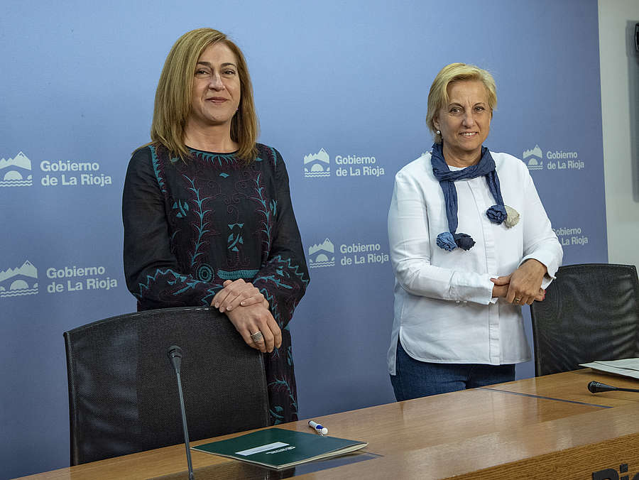 Begoña Martínez Arregui, consejera de Presidencia, Relaciones Institucionales y Acción Exterior y Leonor González Menorca, consejera de Desarrollo Económico e Innovación