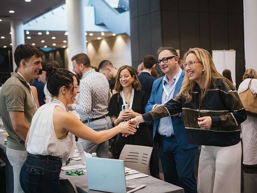 La consejera de Economía, Innovación, Empresa y Trabajo Autónomo, Belinda León, y el gerente de la ADER en el Día del Emprendedor celebrado en Riojaforum