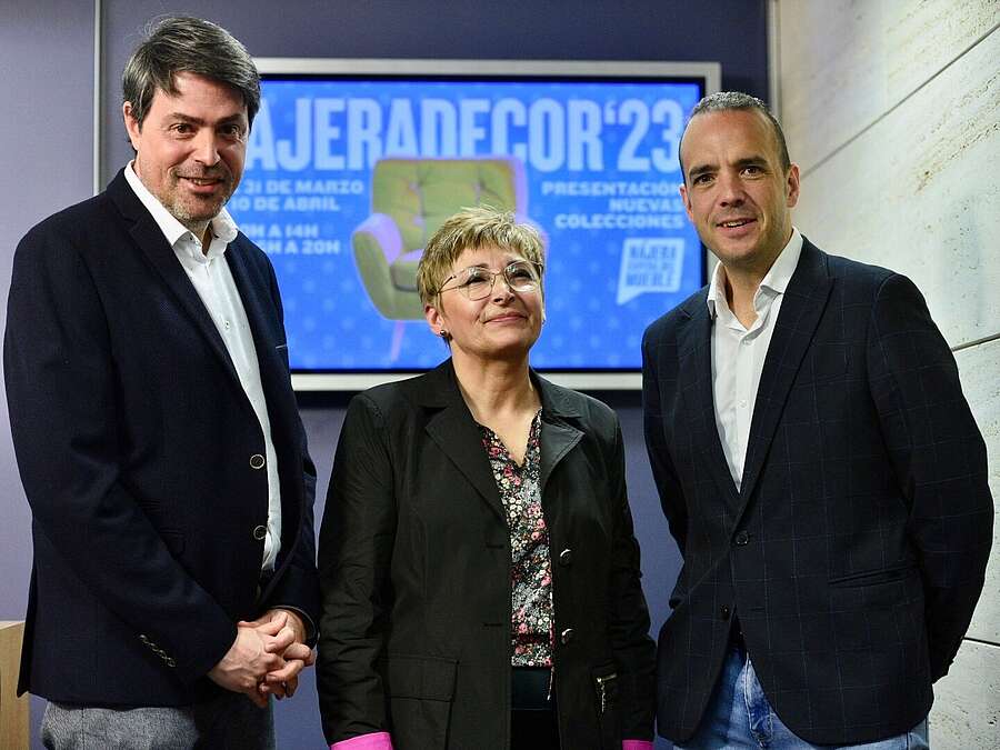 El gerente de ADER, Luis Alonso, el alcalde de Nájera, Jonás Olarte y la presidenta de la Asociación El Mueble de Nájera, Nuria Núñez, presentan la Feria NájeraDecor 2023