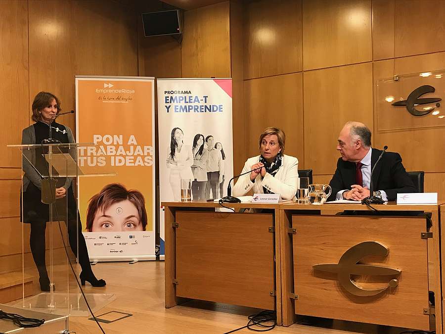 La consejera de Desarrollo Económico e Innovación, Leonor González Menorca, participa en la presentación de la renovación del convenio entre ADER e Ibercaja para el desarrollo de actividades dirigidas a emprendedores. 