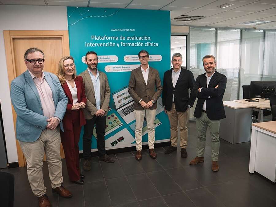 Asistentes a la visita a la sede de la empresa NeuronUP