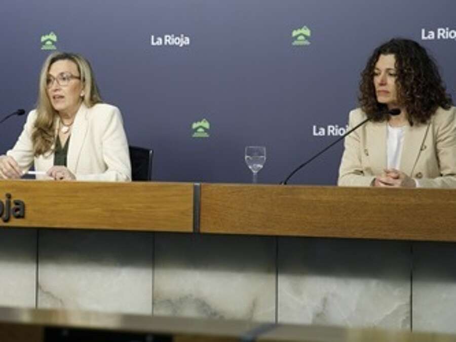 La consejera de Economía, Innovación, Empresa y Trabajo Autónomo, Belinda León, y la presidenta del Club de Marketing de La Rioja, Paula Zúñiga, informan del nuevo convenio suscrito