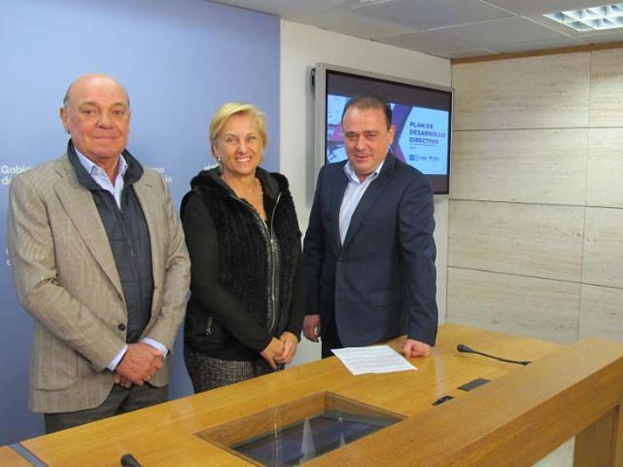 La consejera de Desarrollo Económico e Innovación, Leonor González Menorca, junto con el presidente de la Federación de Empresas de La Rioja, Jaime García Calzada, y del Club de Marketing, Ignacio Blanco, presentan el Plan de formación de directivos