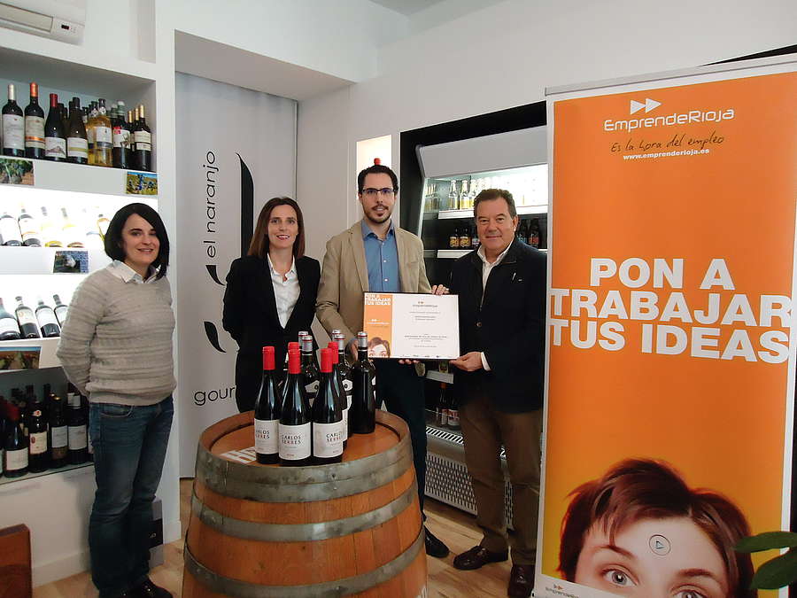 Representantes de EmprendeRioja entregan el diploma del emprendedor del mes de octubre