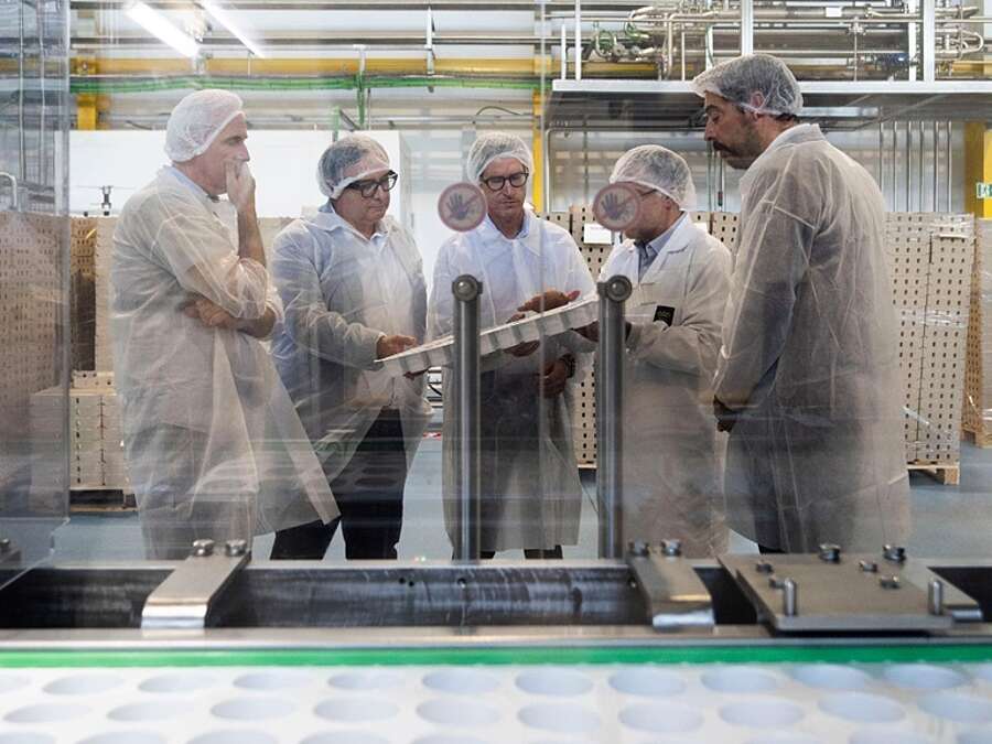 El presidente del Gobierno de La Rioja, Gonzalo Capellán, acompañado por el gerente de la ADER, Luis Pérez Echeguren, en la visita a la empresa Tradición Casera