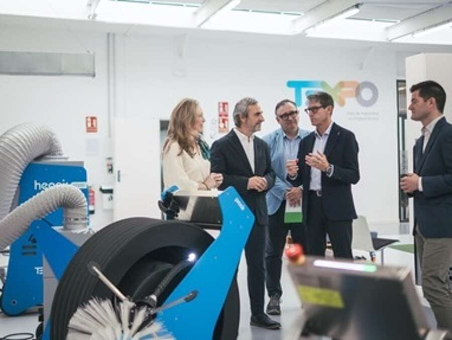 El presidente del Gobierno de La Rioja, Gonzalo Capellán, durante la visita a las instalaciones de la empresa riojana Teinnova