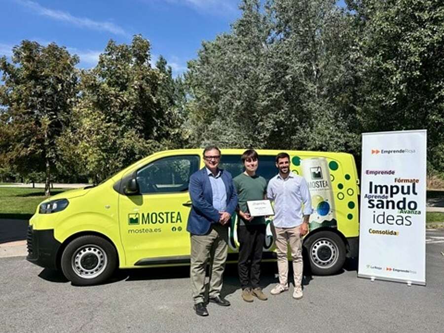 El gerente de la ADER, Luis Pérez Echeguren, y el presidente de FER Joven, Adrián Alonso, entregan el reconocimiento de Emprendedor del Mes al proyecto Mostea