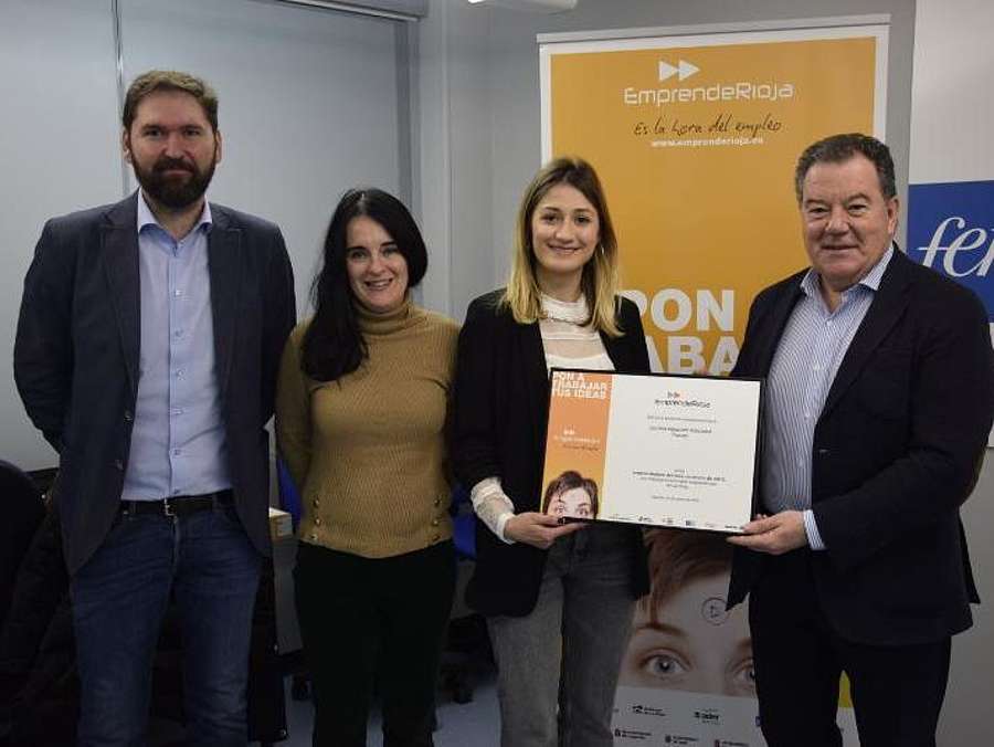 Entrega del diploma del Emprededor del mes de enero a Gloria Mendive