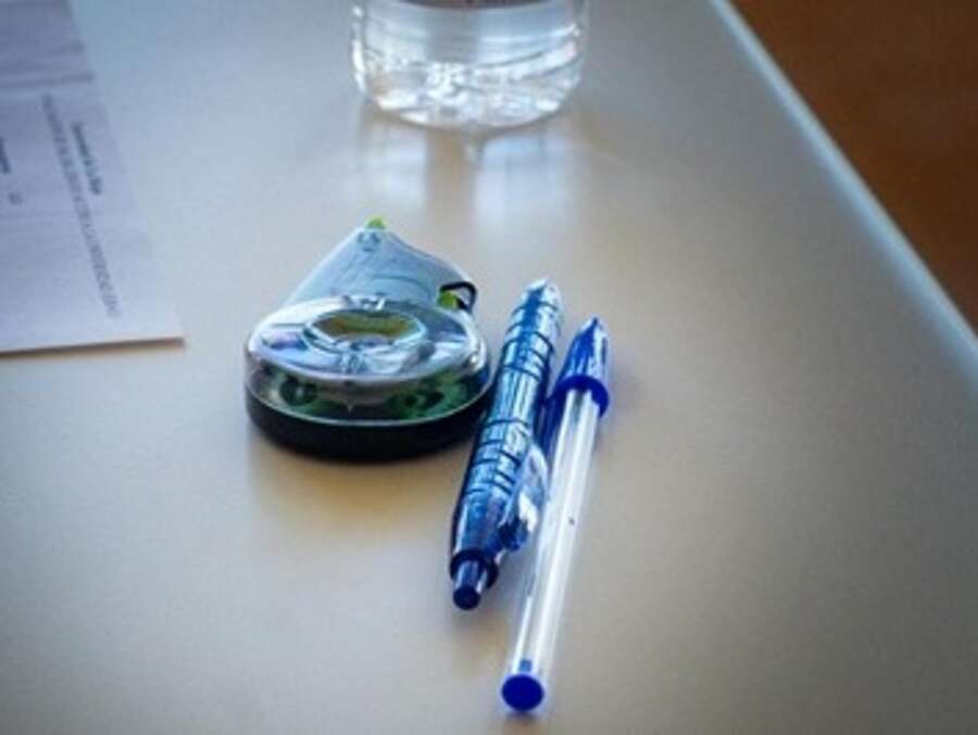 Mesa con artículos de escritorio