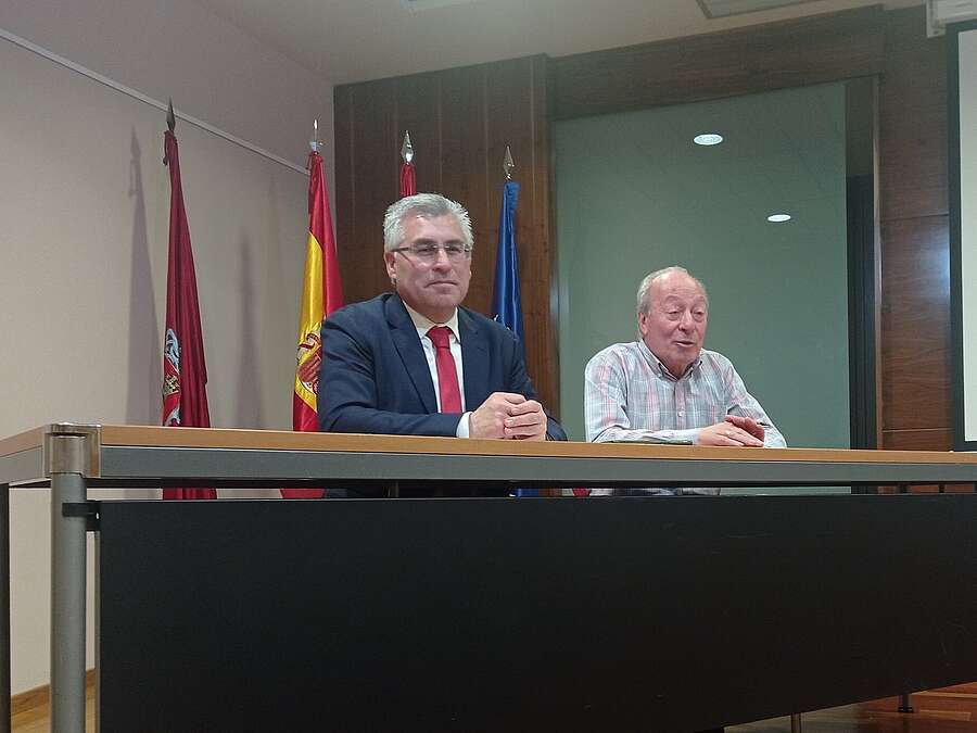 El consejero de Desarrollo Autonómico, José Ángel Lacalzada y el alcalde de Alfaro, Julián Jiménez, analizan la situación industrial del municipio