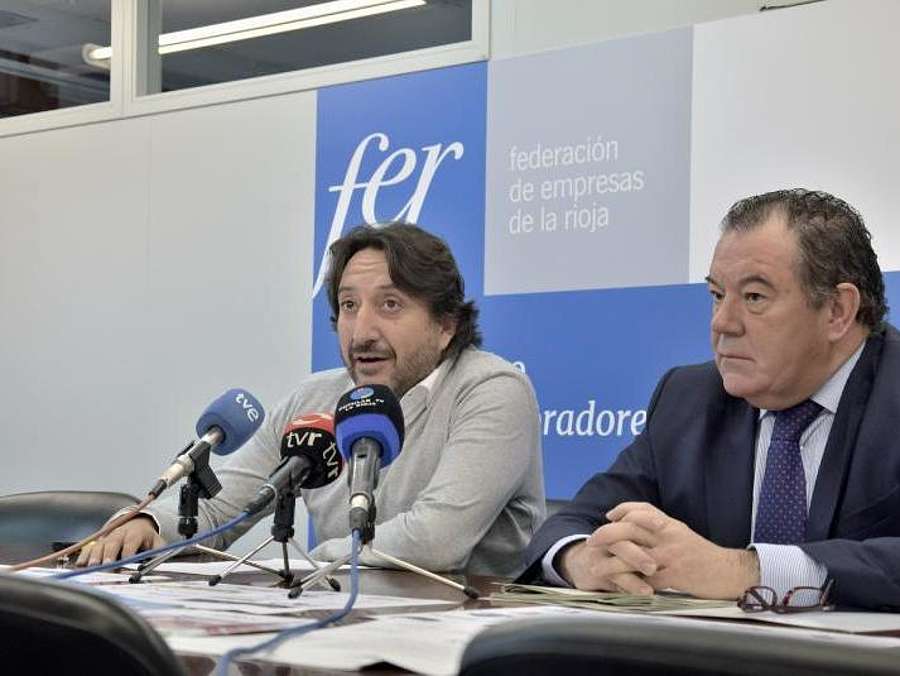El gerente de la ADER, Javier Ureña, acompañado por el presidente de la FER Comercio, Fernando Cortezón, ha presentado el encuentro FranquiciaRioja