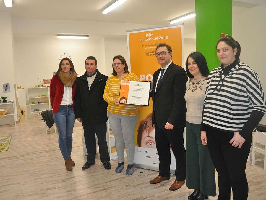 Representantes de EmprendeRioja entregan el diploma del emprendedor del mes de enero
