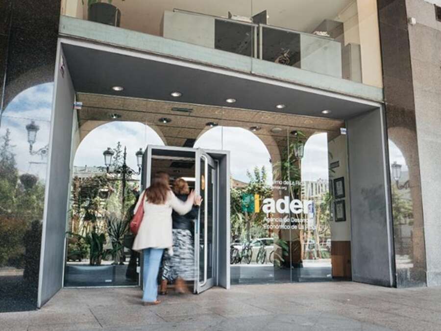 Puerta de entrada a la Agencia de Desarrollo Económico de La Rioja