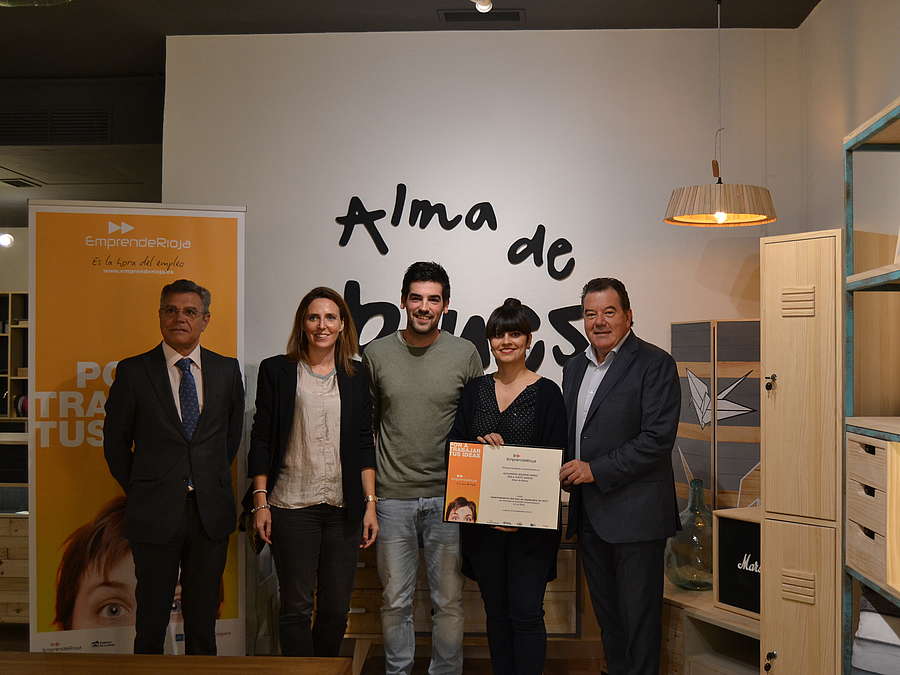 El gerente de la ADER, Javier Ureña, entrega el diploma de reconocimiento al ‘Emprendedor del mes’ de septiembre de 2017. 