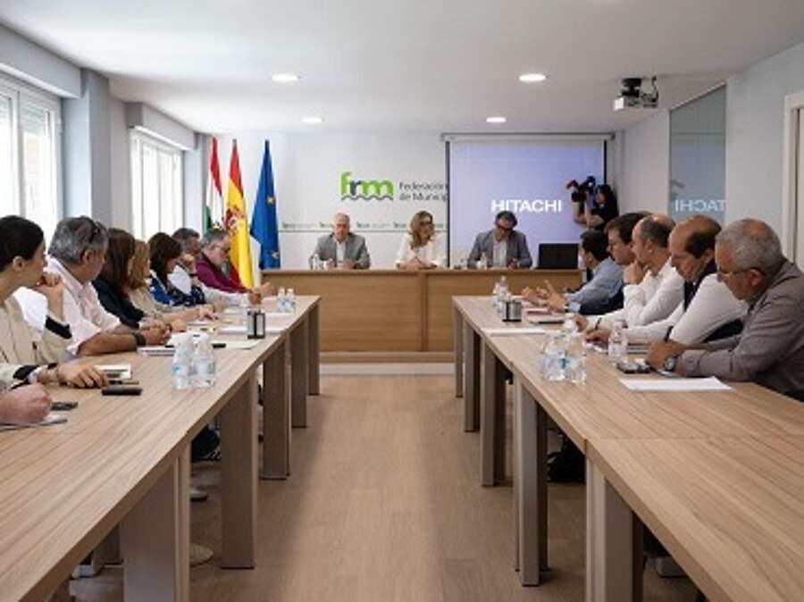 Asistentes a la reunión de trabajo con los miembros de la Federación Riojana de Municipios (FRM)