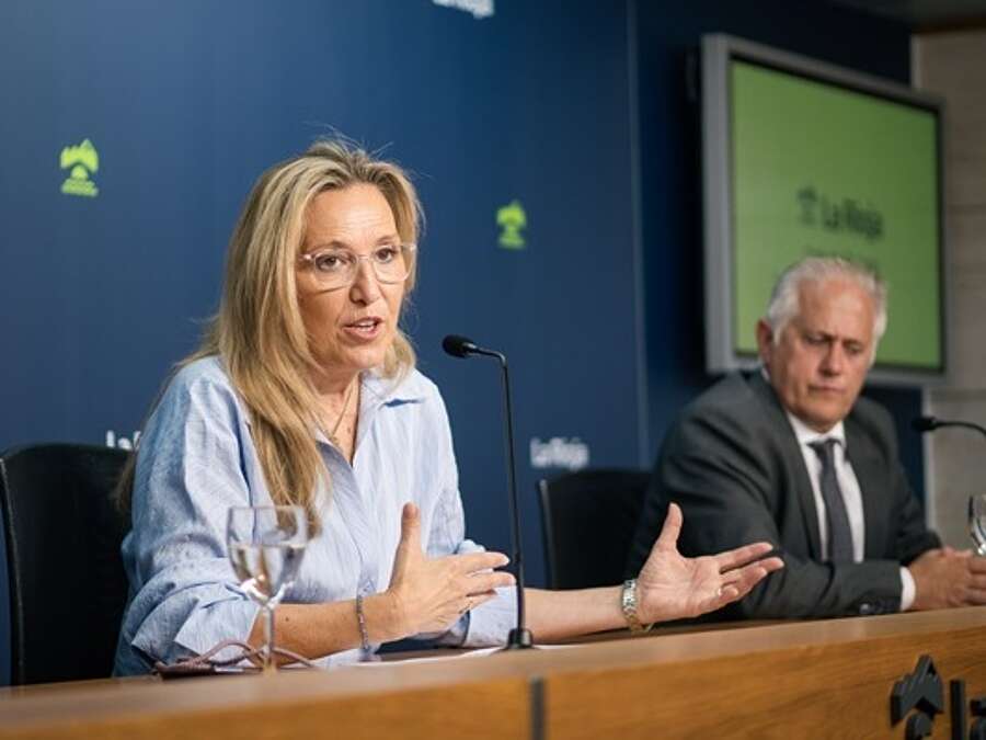 La consejera de Economía, Innovación, Empresa y Trabajo Autónomo, Belinda León, y el presidente de la FRM, Jorge Loyo, informan del programa Releva y Emprende