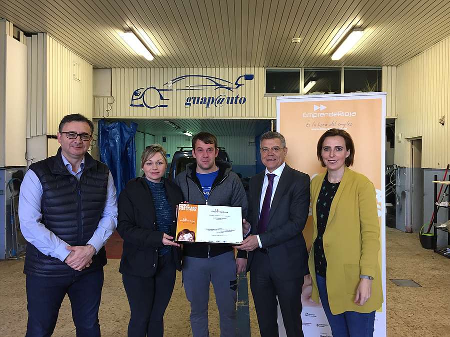 Entrega a Dan Florin, diploma al emprendedor de febrero por su taller de limpieza, restauración y renovación integral de vehículos