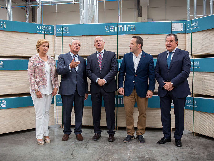 El presidente de la Comunidad de La Rioja, José Ignacio Ceniceros, visita las instalaciones de la empresa Garnica. 