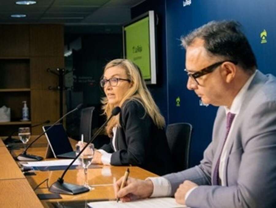 La consejera de Economía, Innovación, Empresa y Trabajo Autónomo, Belinda León y el gerente de la ADER, Luis Pérez Echeguren