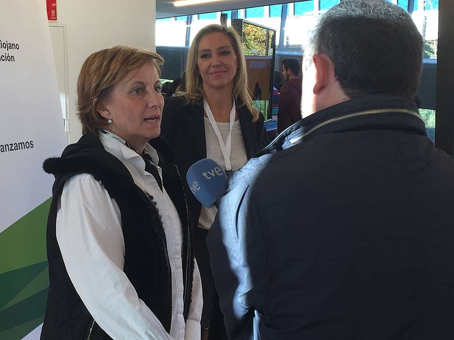 La Consejera y Marta Robles atienden a los medios