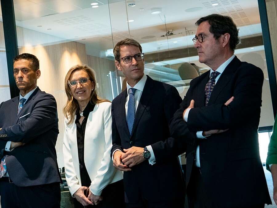 Asistentes a la inauguración de las nuevas instalaciones de Rioja Nature Pharma