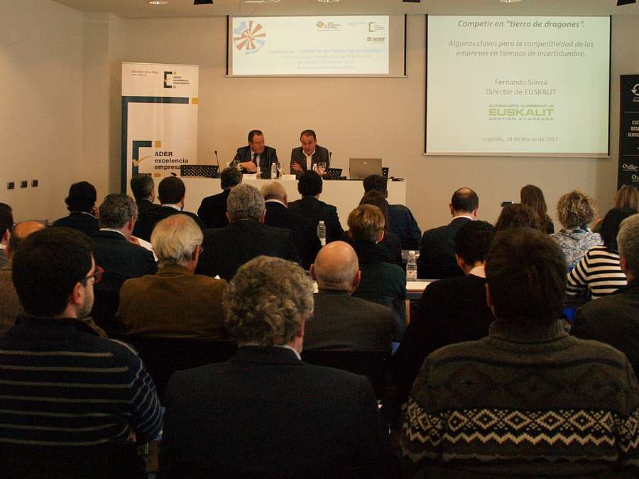 Javier Ureña e Ignacio Blanco presentan el proyecto de mejora de gestión empresarial de la ADER y el Club de Marketing. 